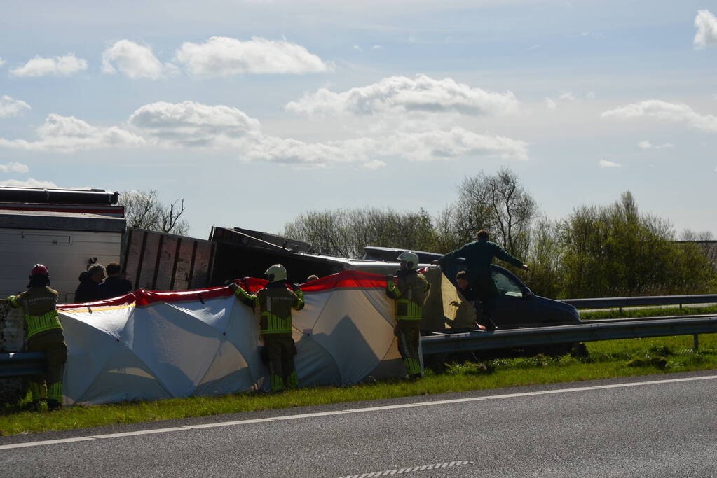 Koeien vast in gekantelde veewagen