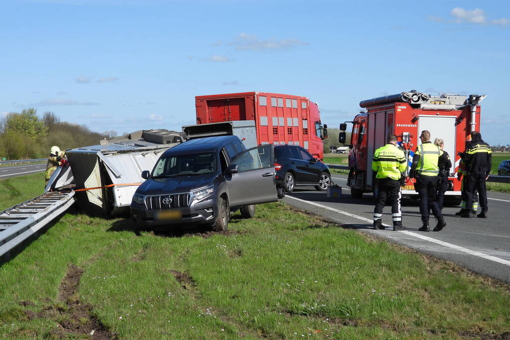 Koeien vast in gekantelde veewagen