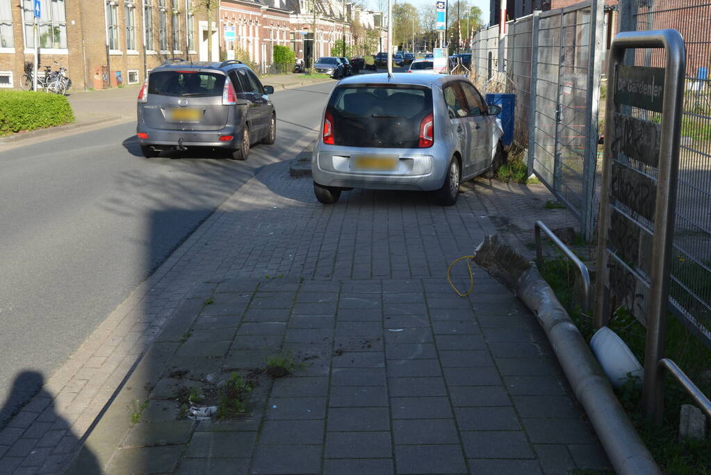 Automobilist rijdt lantaarnpaal uit de grond