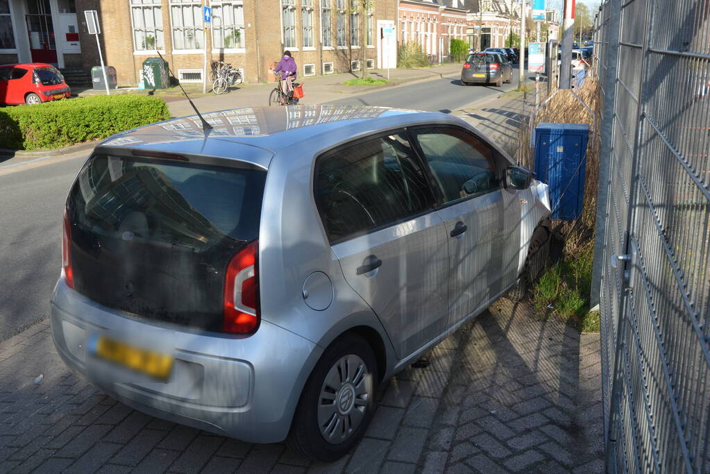 Automobilist rijdt lantaarnpaal uit de grond