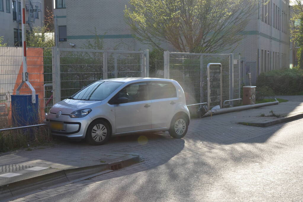 Automobilist rijdt lantaarnpaal uit de grond