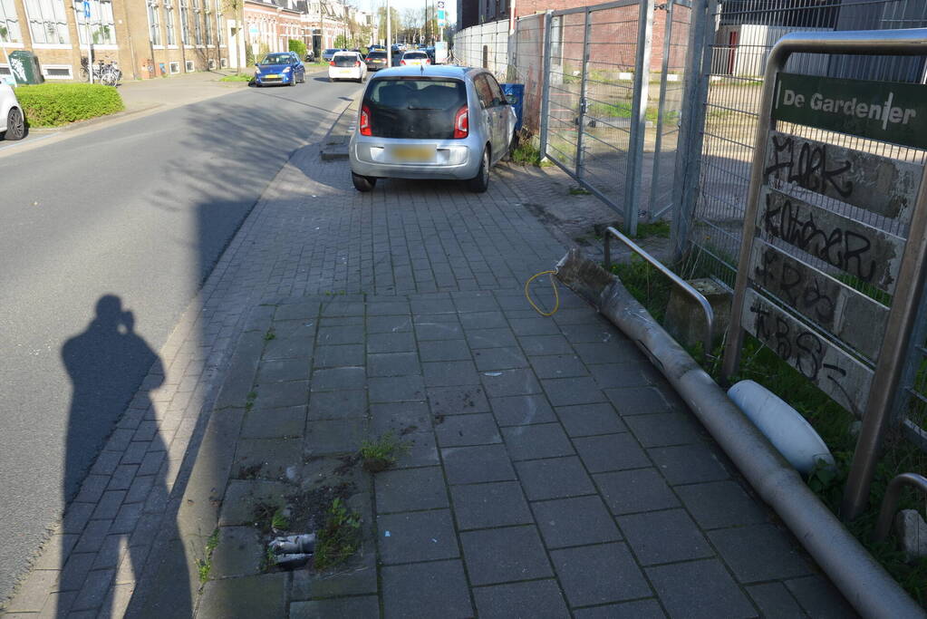 Automobilist rijdt lantaarnpaal uit de grond