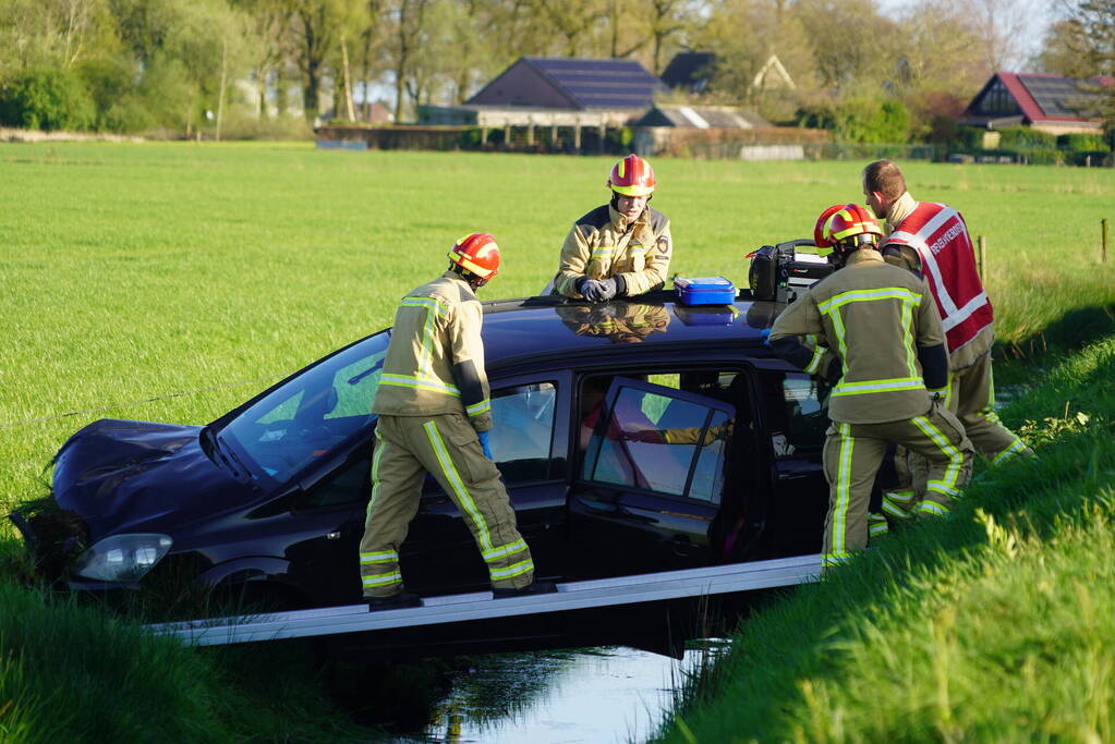 Automobilist raakt van de weg en blijft boven sloot hangen