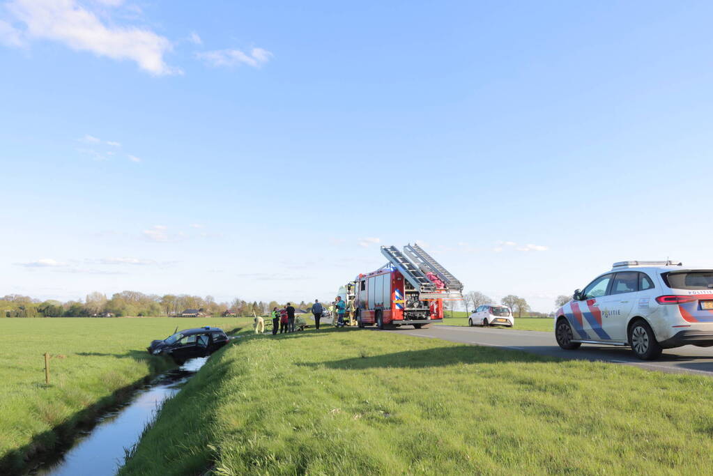 Automobilist raakt van de weg en blijft boven sloot hangen