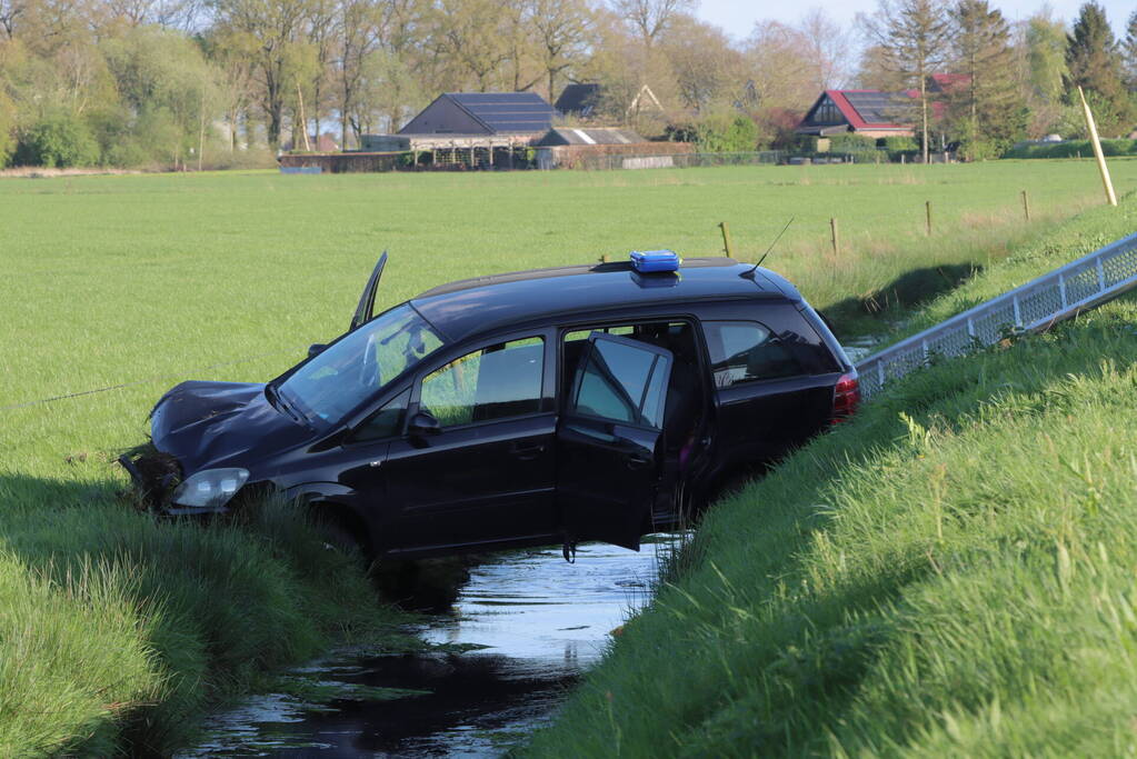 Automobilist raakt van de weg en blijft boven sloot hangen