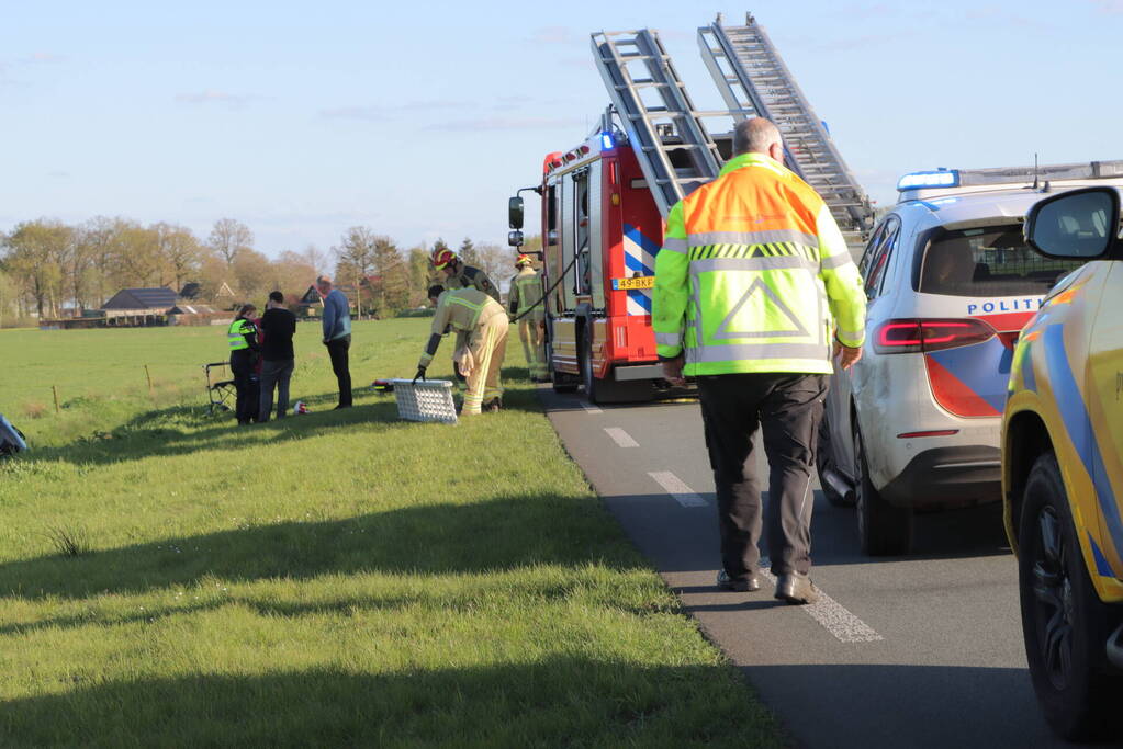 Automobilist raakt van de weg en blijft boven sloot hangen