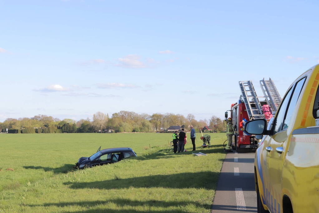 Automobilist raakt van de weg en blijft boven sloot hangen