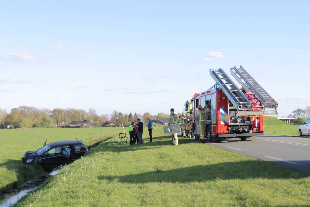 Automobilist raakt van de weg en blijft boven sloot hangen