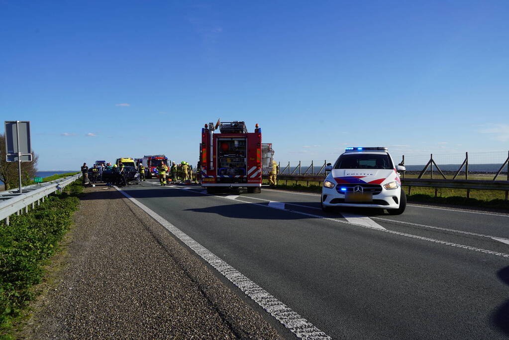 Twee gewonden bij flinke kop-staartbotsing