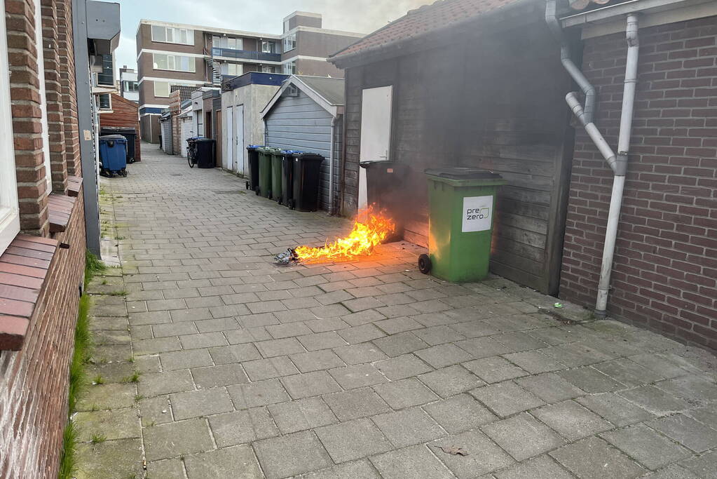 Kliko in brand tegen houten schuur