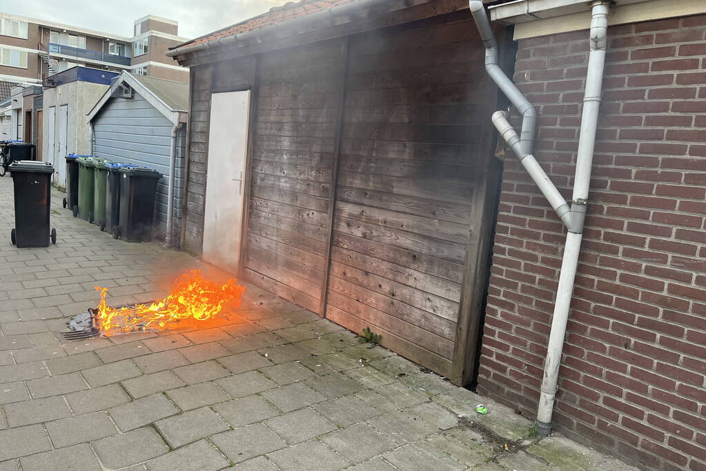 Kliko in brand tegen houten schuur