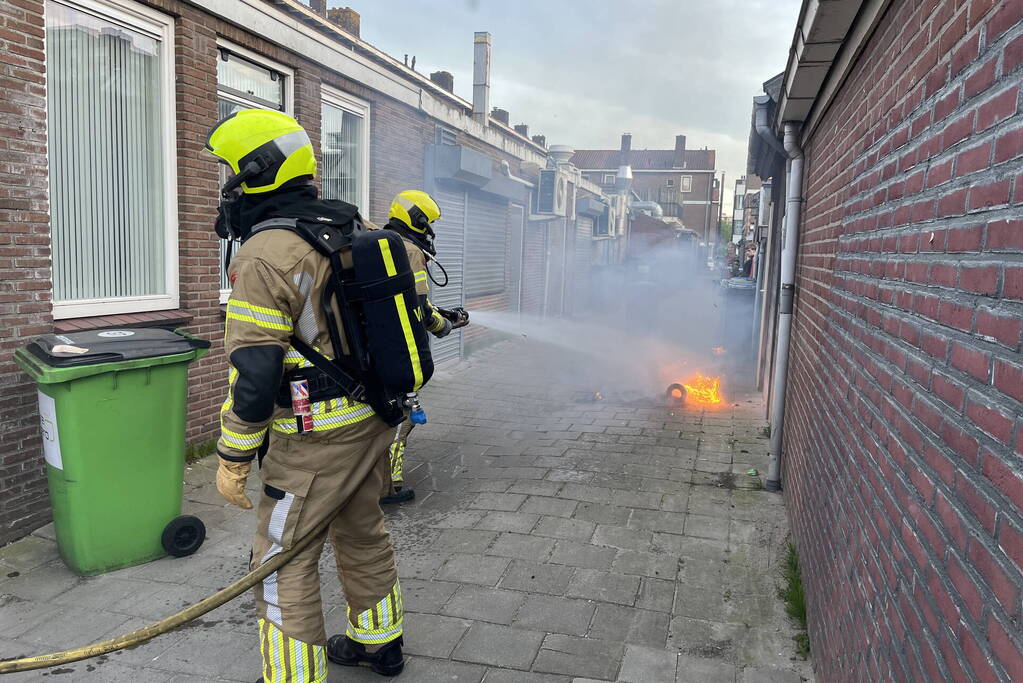 Kliko in brand tegen houten schuur