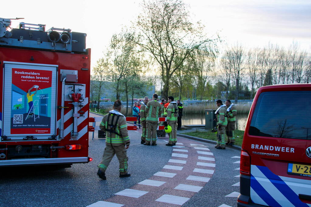 Veel hulpdiensten voor te water geraakte auto