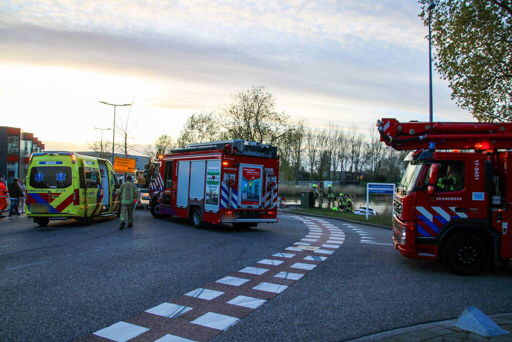 Veel hulpdiensten voor te water geraakte auto