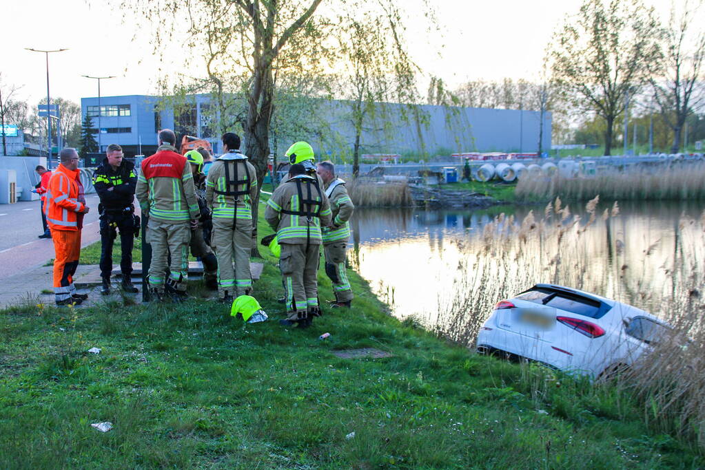 Veel hulpdiensten voor te water geraakte auto