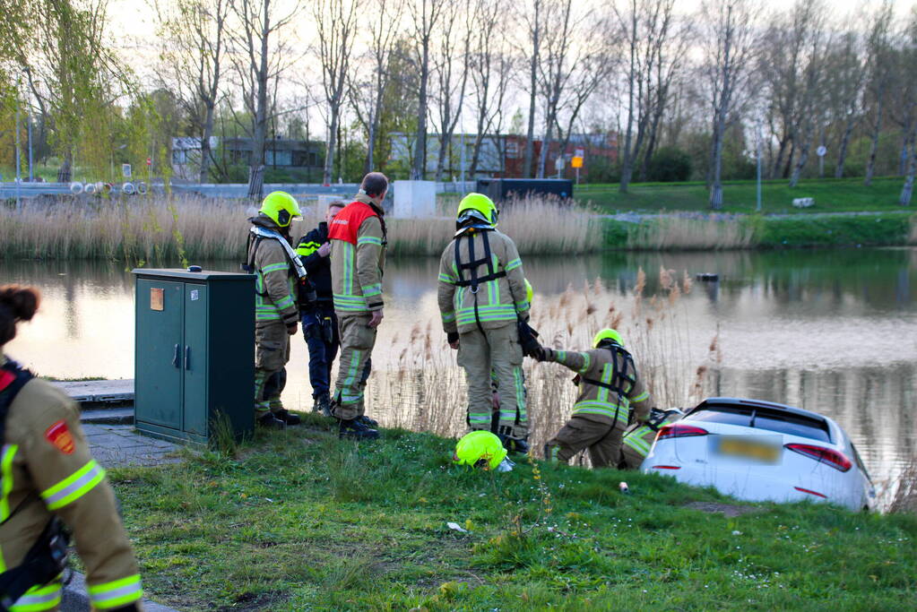 Veel hulpdiensten voor te water geraakte auto