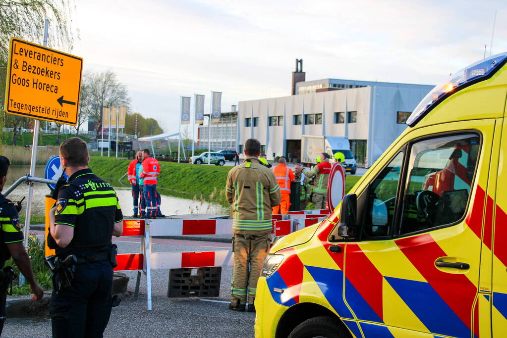 Veel hulpdiensten voor te water geraakte auto