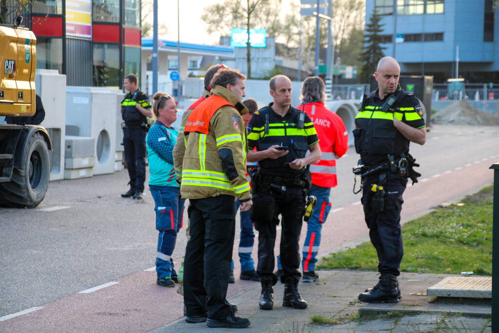 Veel hulpdiensten voor te water geraakte auto