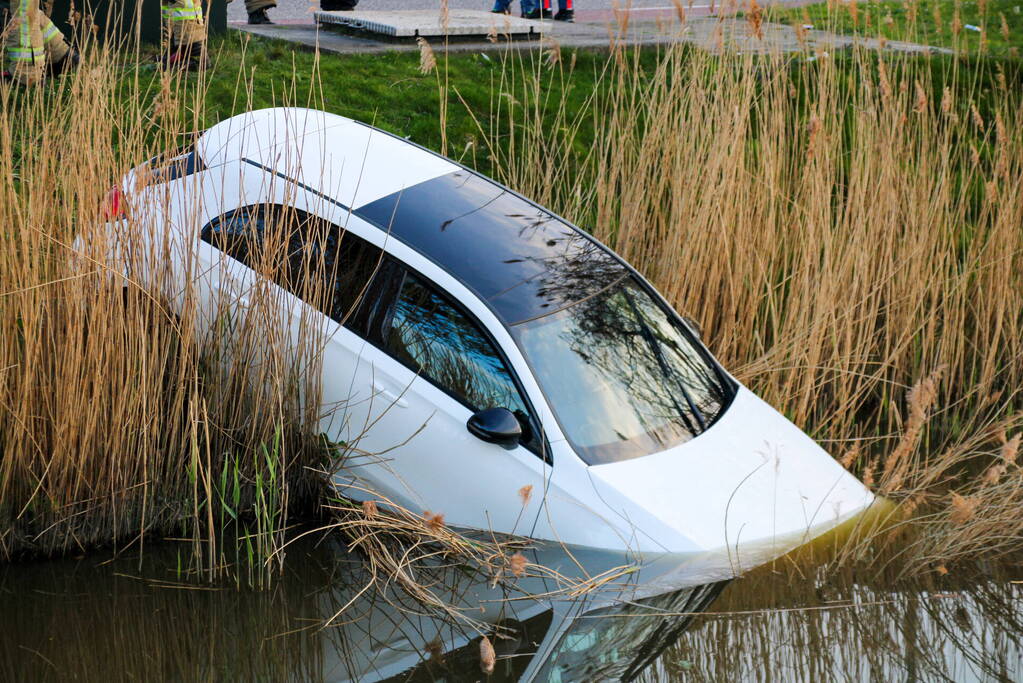 Veel hulpdiensten voor te water geraakte auto