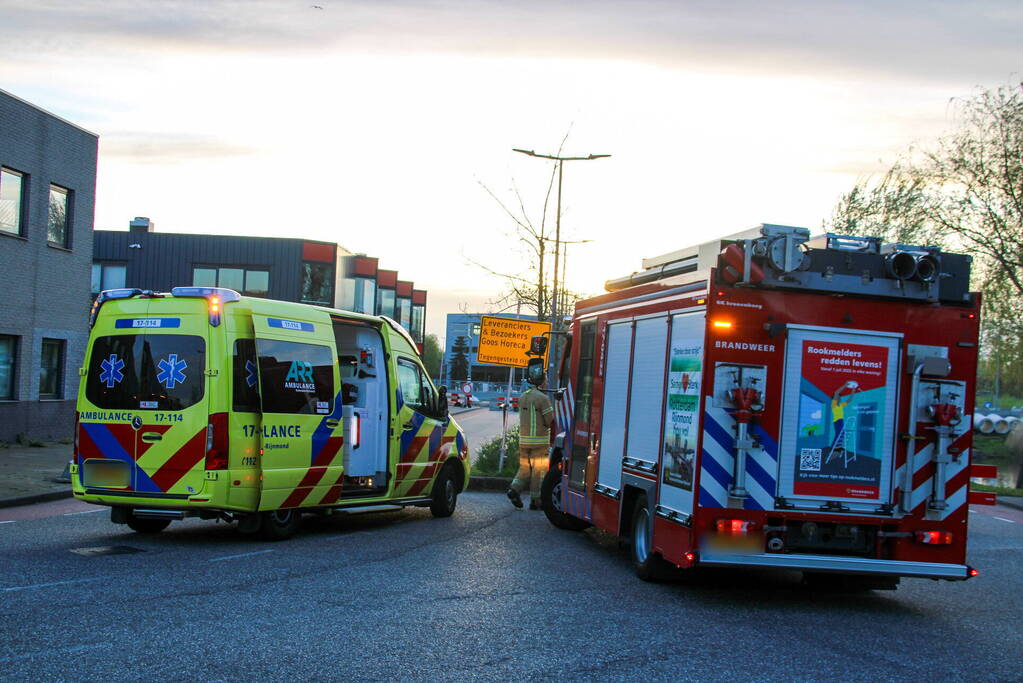 Veel hulpdiensten voor te water geraakte auto