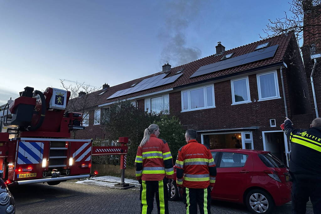 Rookontwikkeling bij brand op zolder van woning