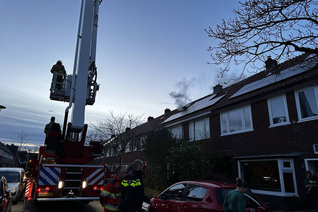 Rookontwikkeling bij brand op zolder van woning