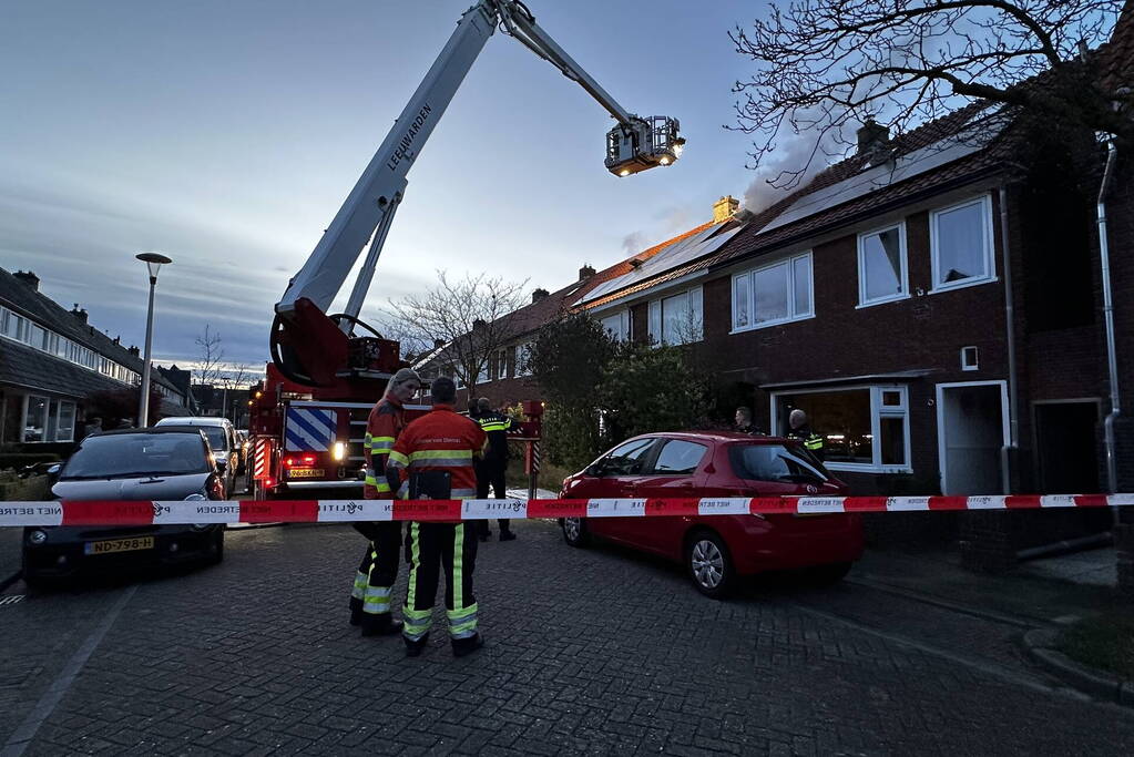 Rookontwikkeling bij brand op zolder van woning