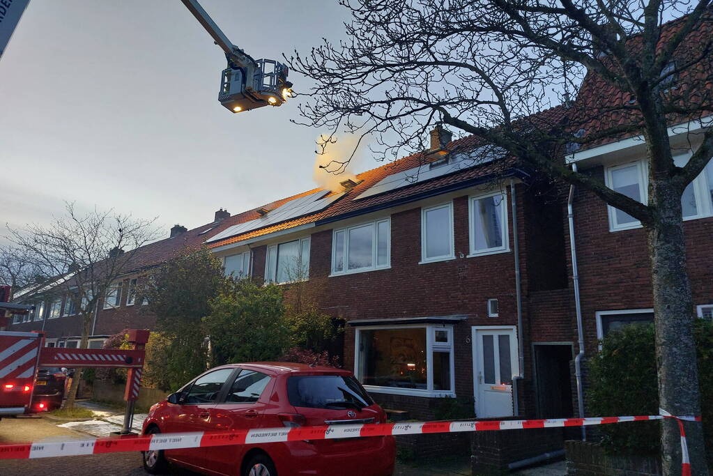 Rookontwikkeling bij brand op zolder van woning