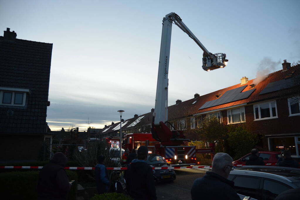 Rookontwikkeling bij brand op zolder van woning