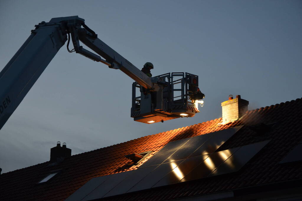 Rookontwikkeling bij brand op zolder van woning