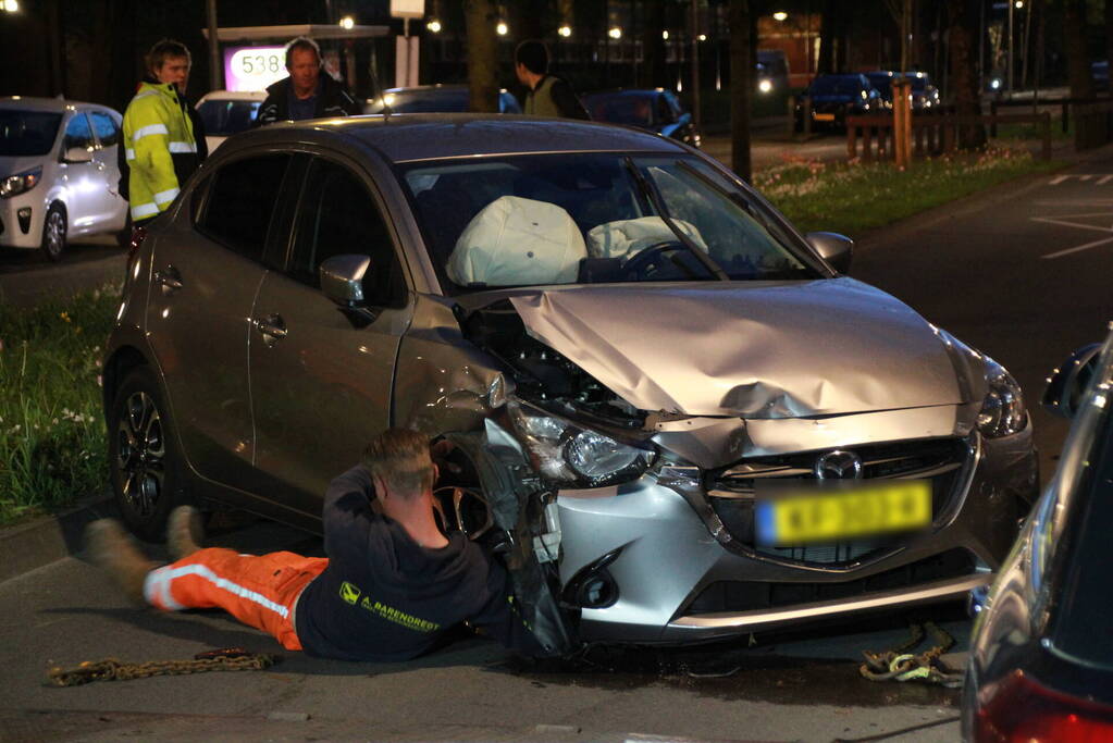 Automobilist ramt geparkeerde auto's