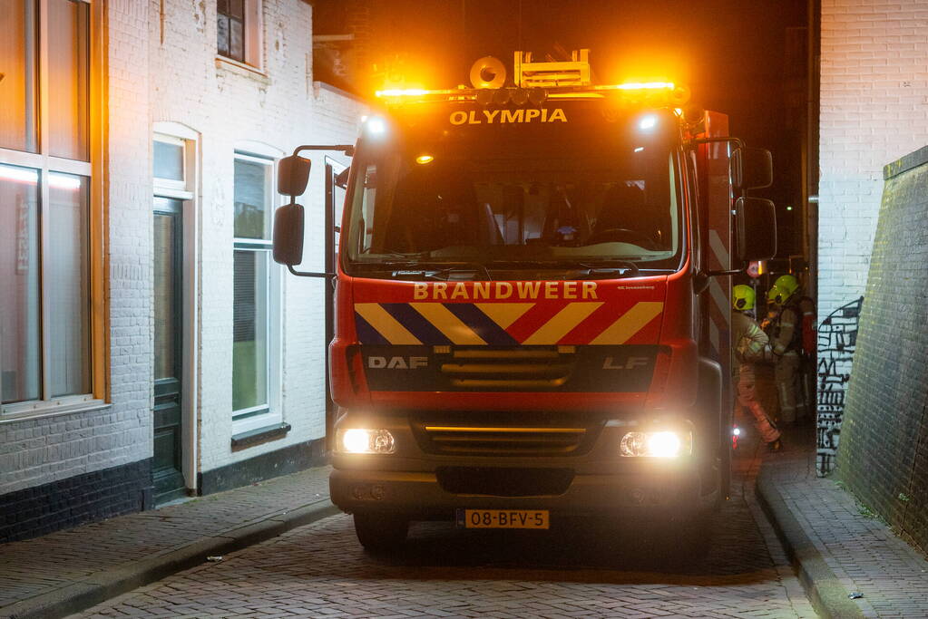 Man met verward gedrag steekt woning in brand