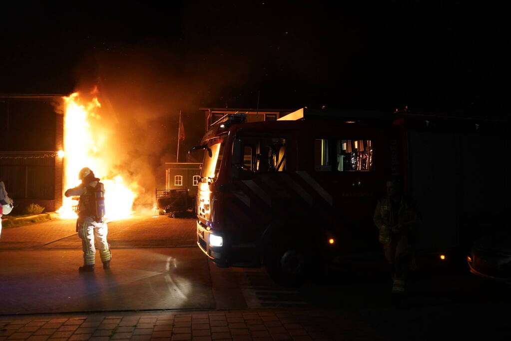 Busje volledig afgebrand door brand