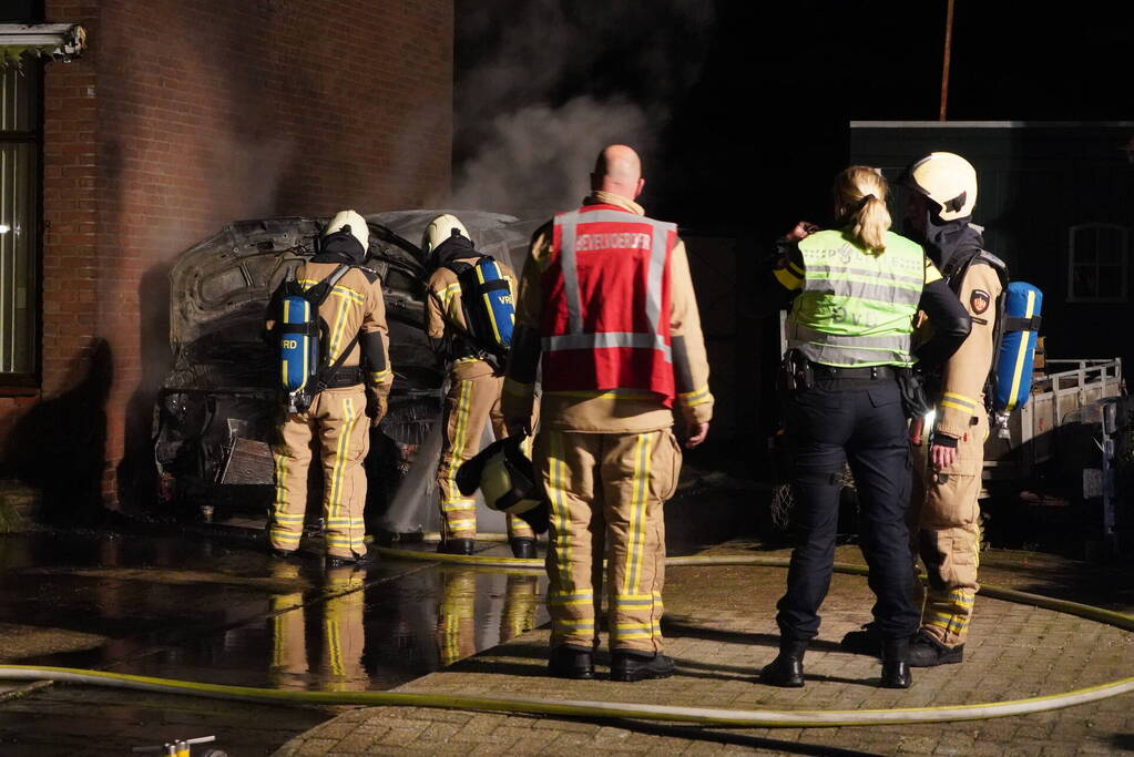 Busje volledig afgebrand door brand