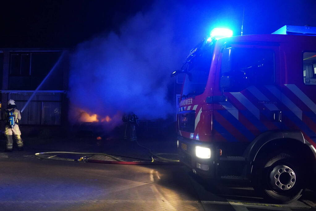 Busje volledig afgebrand door brand