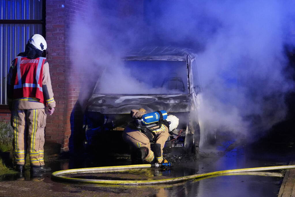 Busje volledig afgebrand door brand