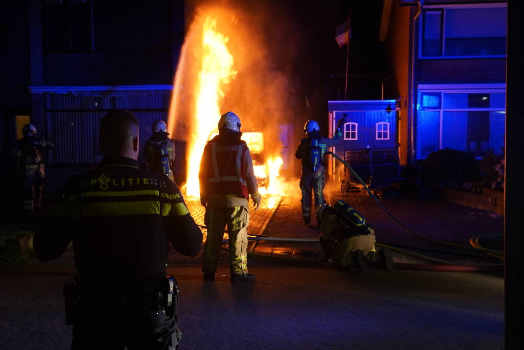 Busje volledig afgebrand door brand