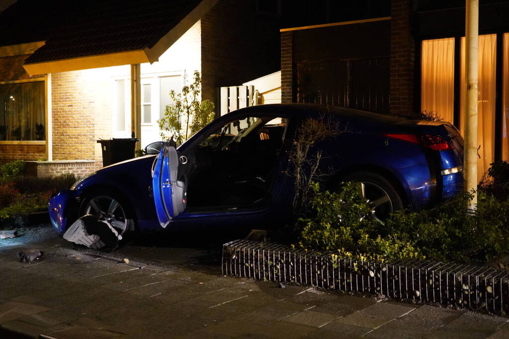 Automobilist belandt in voortuin van woning