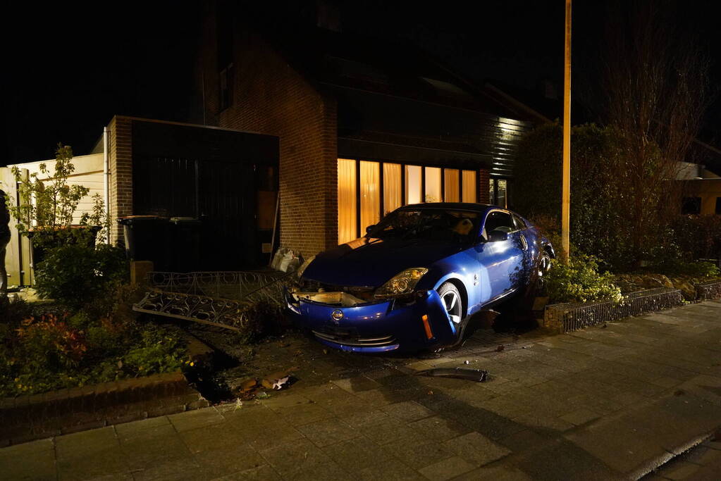 Automobilist belandt in voortuin van woning