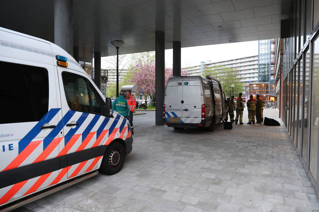 EOD doet onderzoek bij auto met mogelijk explosief materiaal