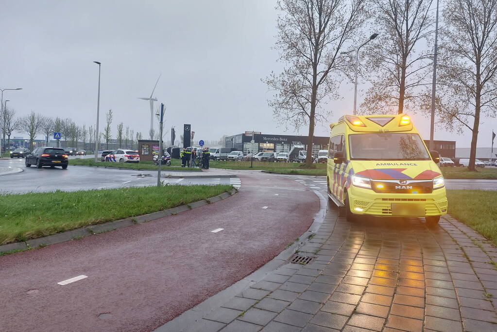 Fietser raakt gewond bij botsing met auto