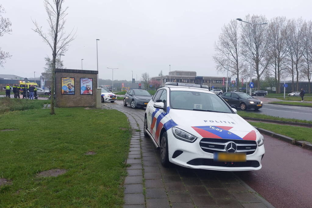 Fietser raakt gewond bij botsing met auto