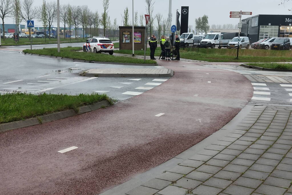 Fietser raakt gewond bij botsing met auto