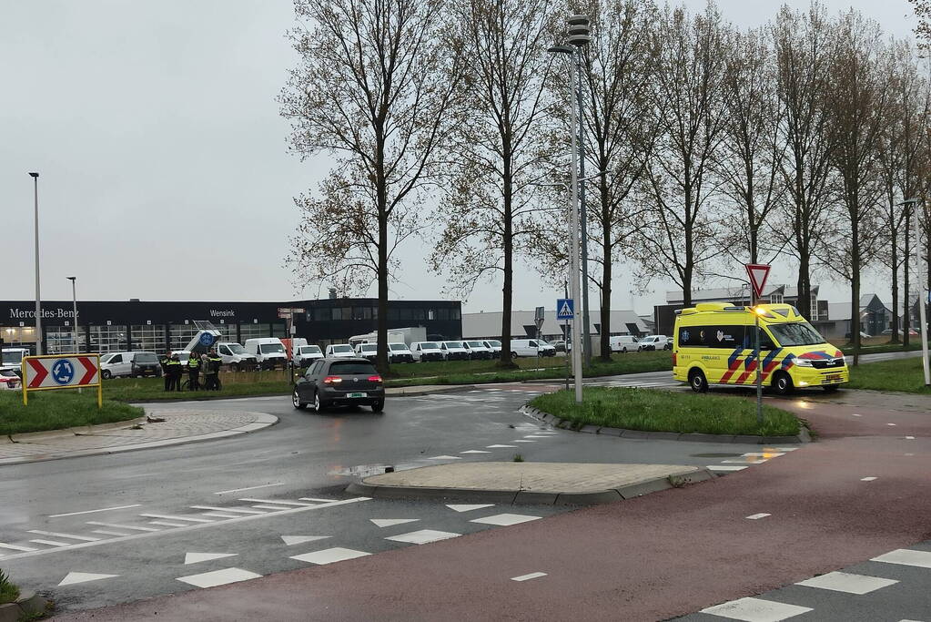 Fietser raakt gewond bij botsing met auto