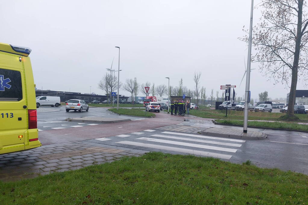 Fietser raakt gewond bij botsing met auto