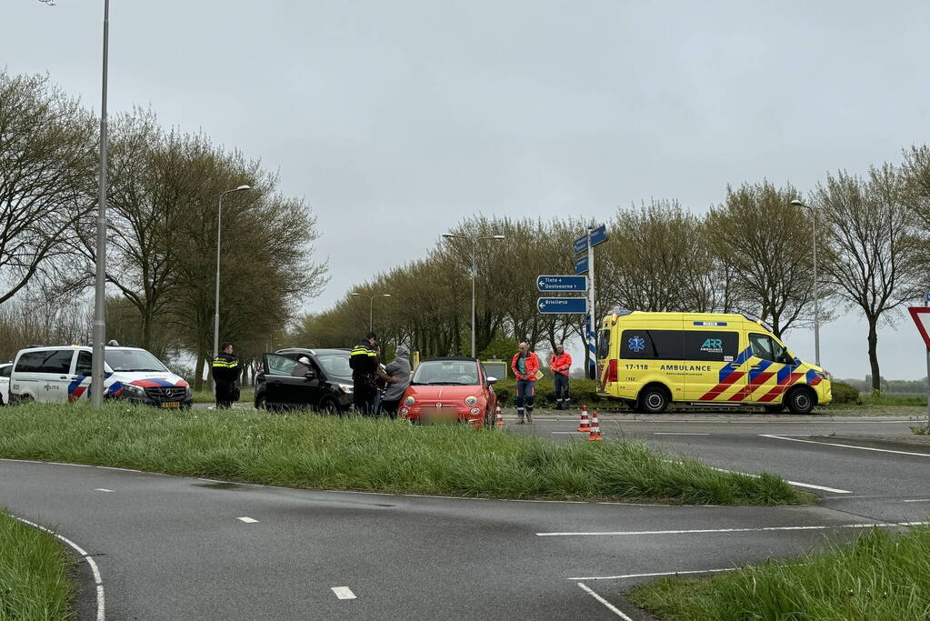 Twee voertuigen botsen op rotonde