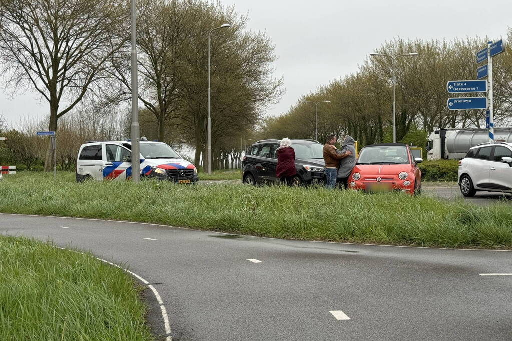 Twee voertuigen botsen op rotonde