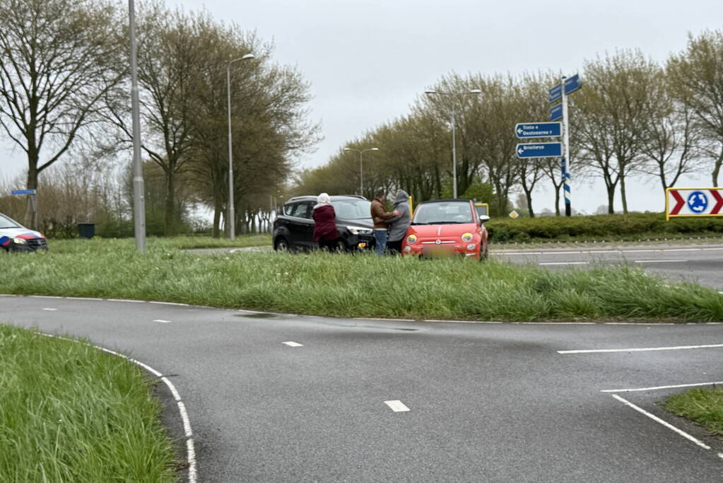 Twee voertuigen botsen op rotonde