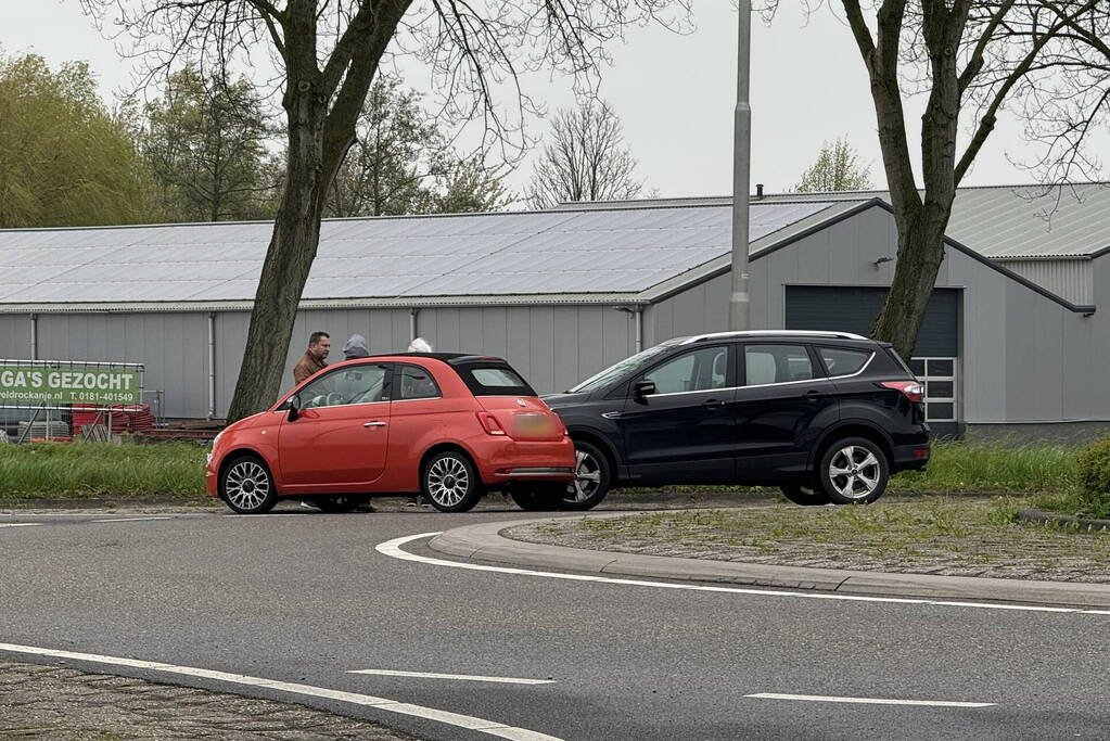 Twee voertuigen botsen op rotonde