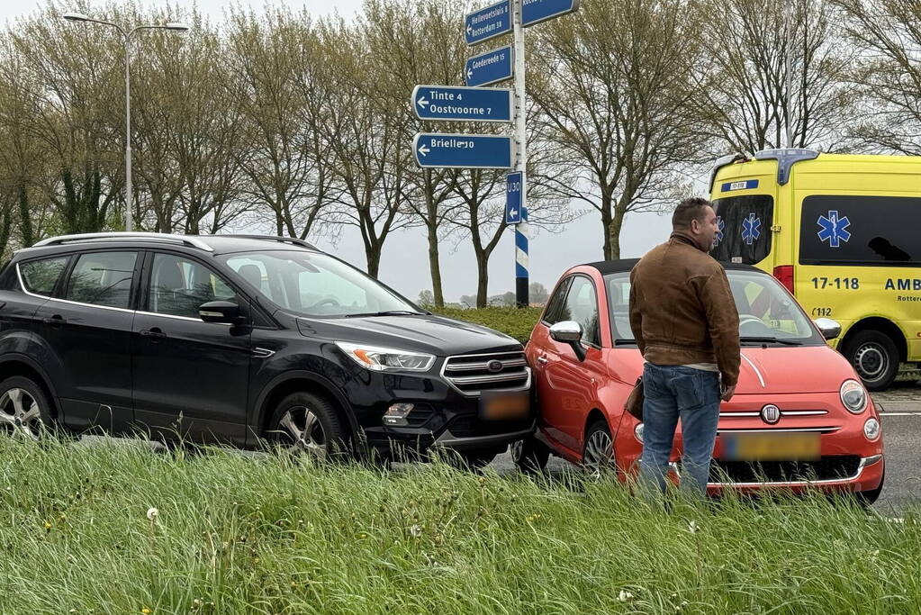 Twee voertuigen botsen op rotonde